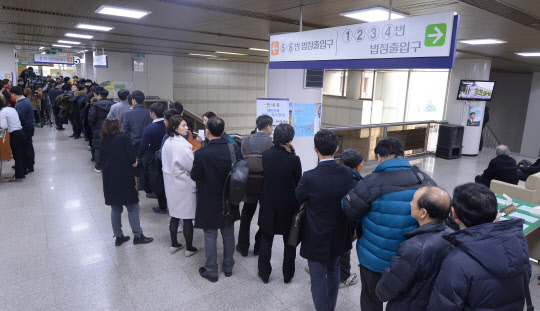 최순실 재판에 줄 선 방청객들      (서울=연합뉴스) 신준희 기자 = 최순실 관련 사건 첫 재판이 열린 19일 서울 서초동 서울중앙지법에 방청객들이 줄을 서 신원확인 후 입장을 하고 있다. 2016.12.19      hama@yna.co.kr  (끝)